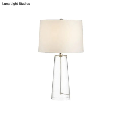 Lámpara de mesilla de noche clásica de cristal con luz de mesa cónica transparente y pantalla de tela blanca
