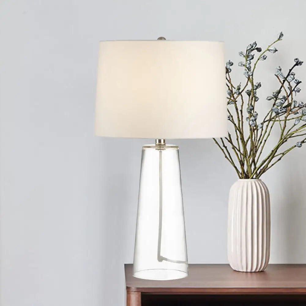 Lámpara de mesilla de noche clásica de cristal con luz de mesa cónica transparente y pantalla de tela blanca