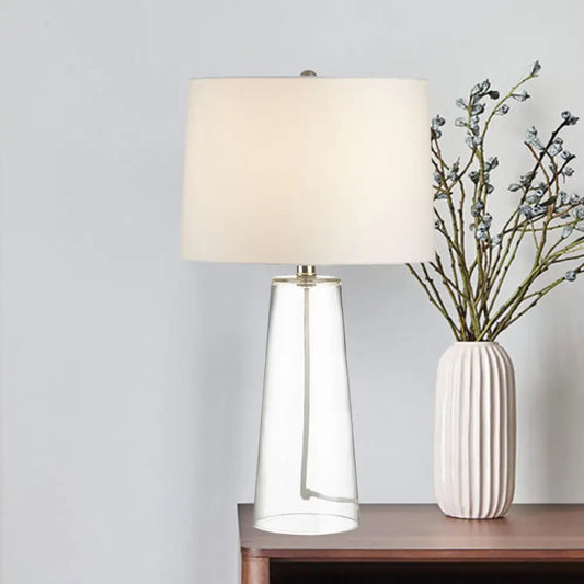 Lámpara de mesilla de noche clásica de cristal con luz de mesa cónica transparente y pantalla de tela blanca