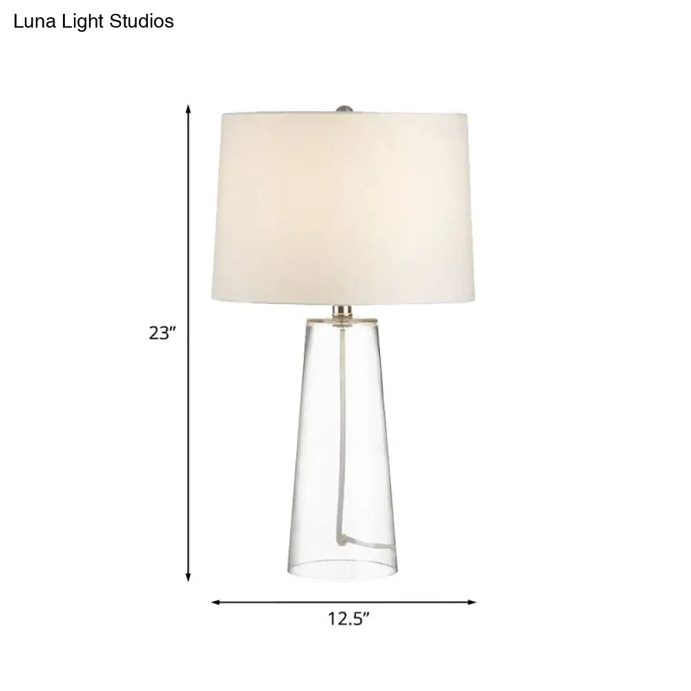 Lámpara de mesilla de noche clásica de cristal con luz de mesa cónica transparente y pantalla de tela blanca