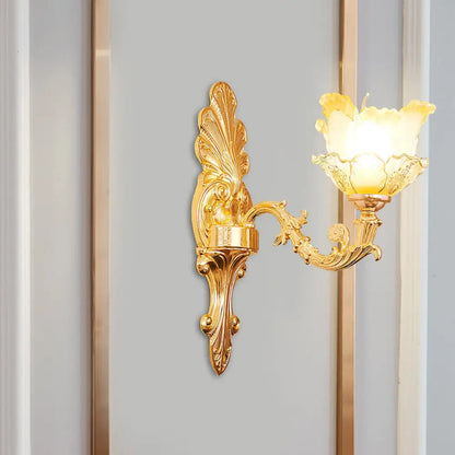 Aplique de pared clásico dorado con flor de cristal ondulado y brazo curvo