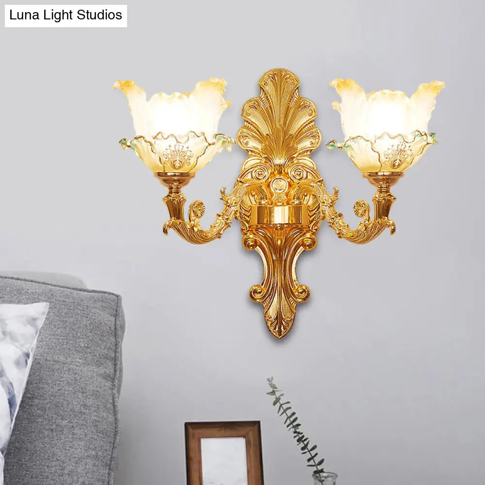 Aplique de pared clásico dorado con flor de cristal ondulado y brazo curvo