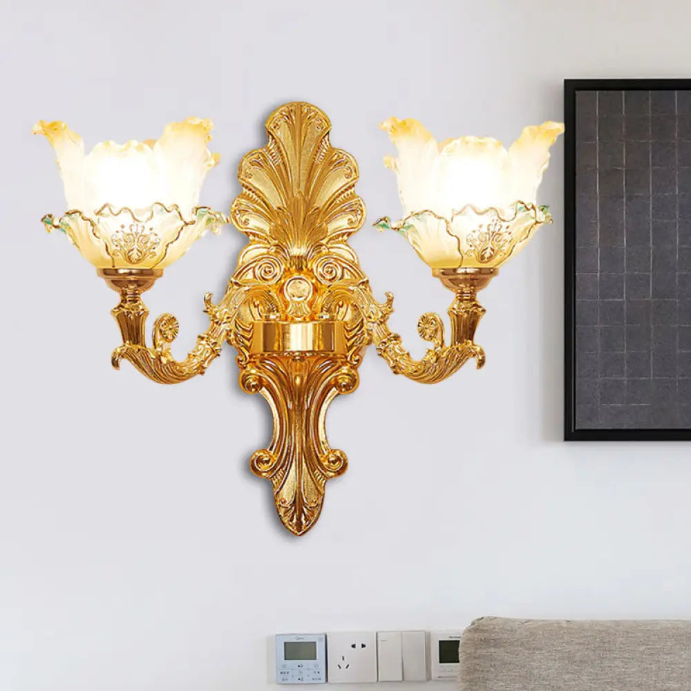 Aplique de pared clásico dorado con flor de cristal ondulado y brazo curvo