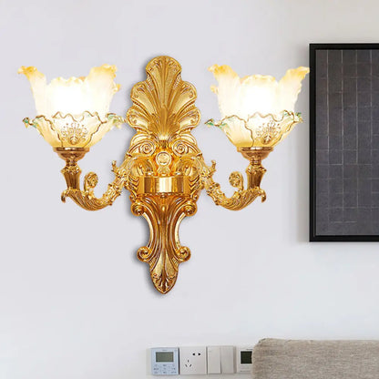 Aplique de pared clásico dorado con flor de cristal ondulado y brazo curvo