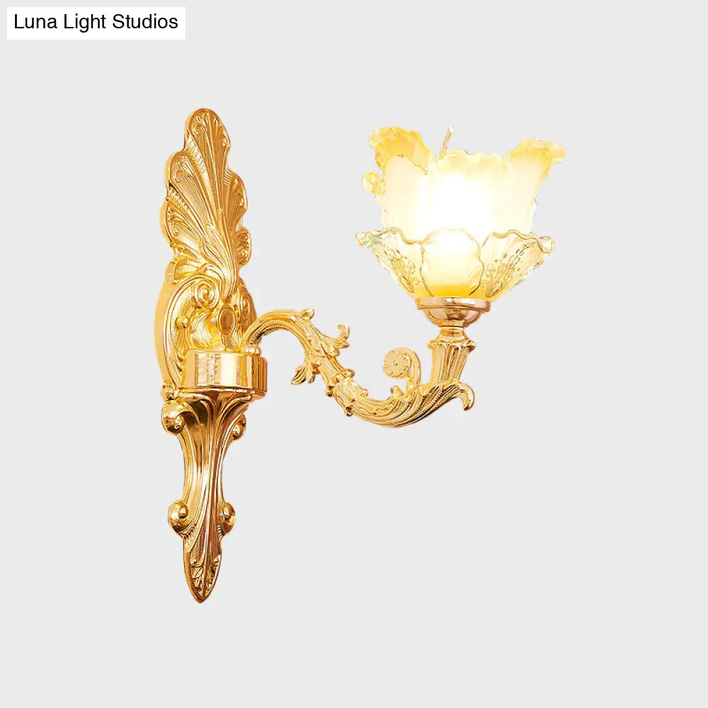Aplique de pared clásico dorado con flor de cristal ondulado y brazo curvo