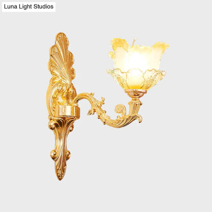 Aplique de pared clásico dorado con flor de cristal ondulado y brazo curvo