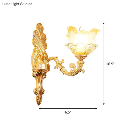Aplique de pared clásico dorado con flor de cristal ondulado y brazo curvo