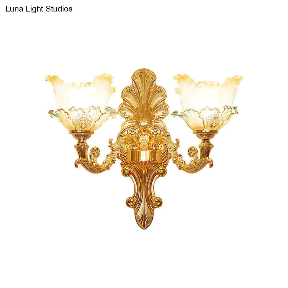 Aplique de pared clásico dorado con flor de cristal ondulado y brazo curvo