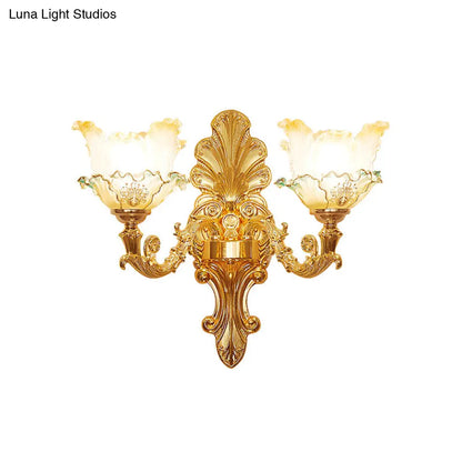 Aplique de pared clásico dorado con flor de cristal ondulado y brazo curvo