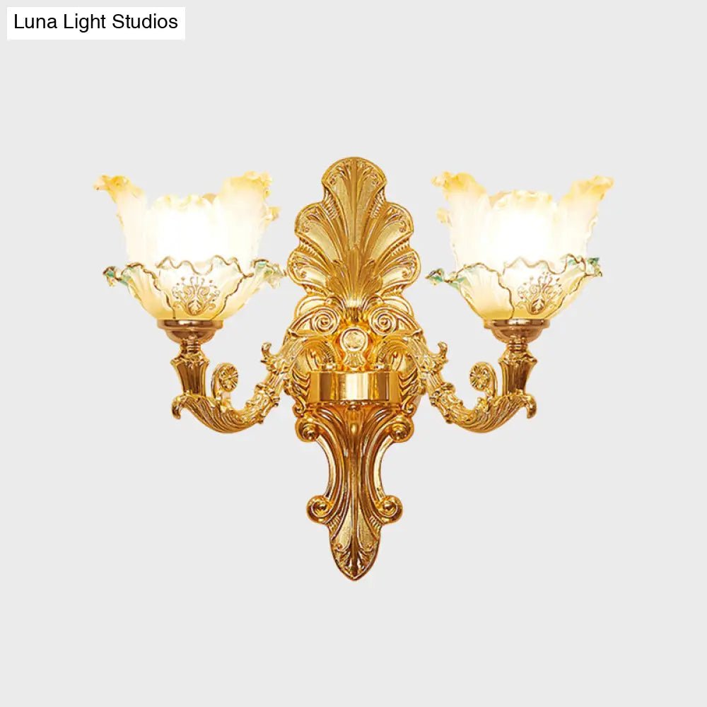 Aplique de pared clásico dorado con flor de cristal ondulado y brazo curvo