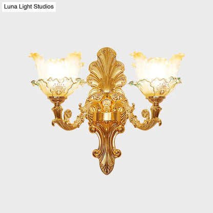 Aplique de pared clásico dorado con flor de cristal ondulado y brazo curvo