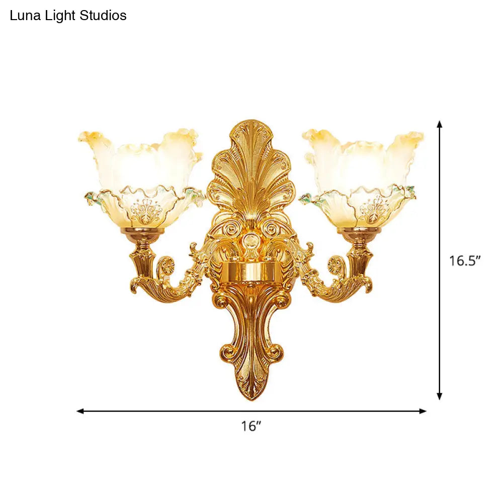 Aplique de pared clásico dorado con flor de cristal ondulado y brazo curvo