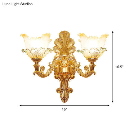 Aplique de pared clásico dorado con flor de cristal ondulado y brazo curvo