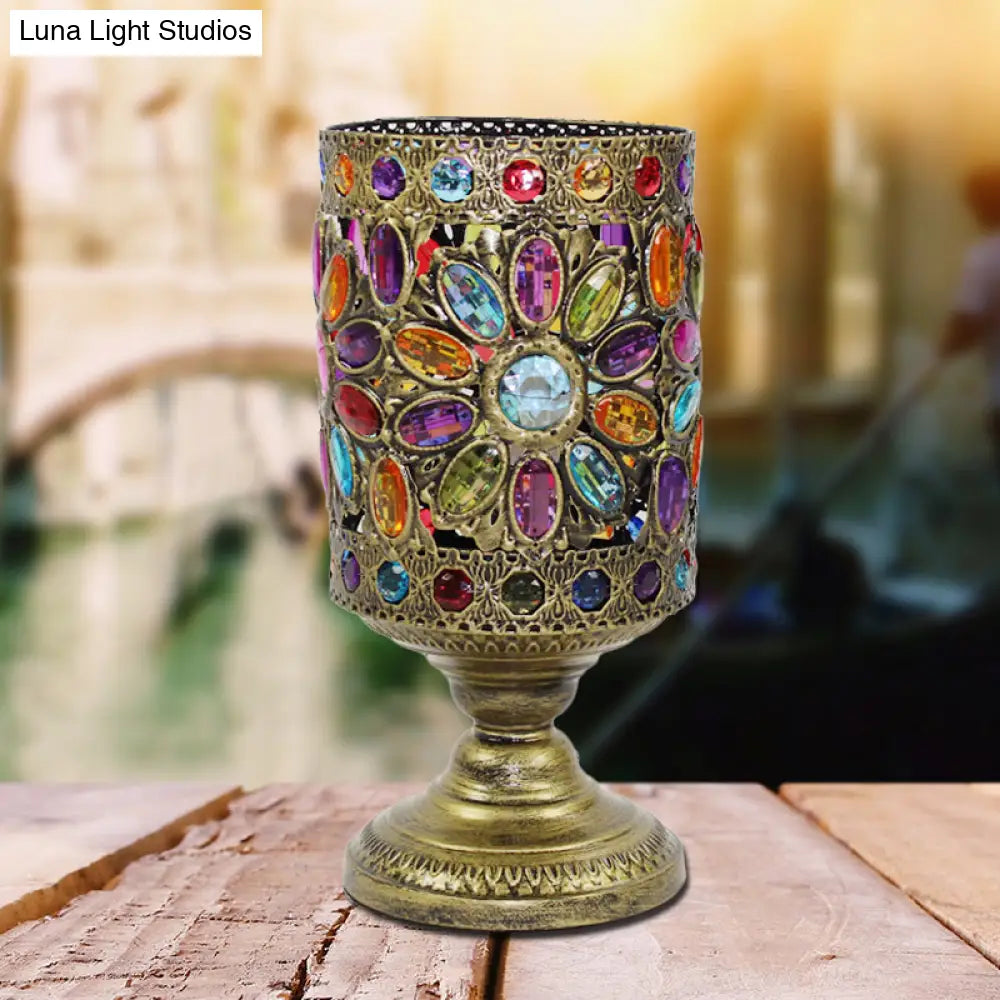 Lámpara de mesilla clásica de metal y latón para salón - Diseño cilíndrico con 1 bombilla