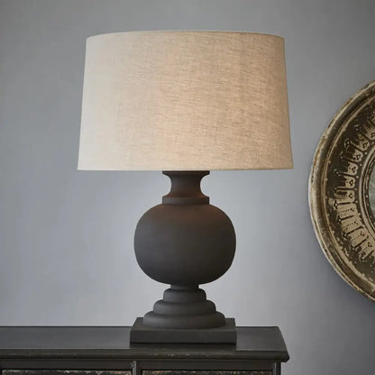 Lámpara de mesa redonda clásica de tela con base de bola de madera para dormitorio o mesilla de noche.