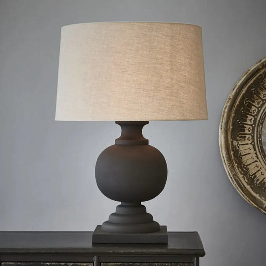 Lámpara de mesa redonda clásica de tela con base de bola de madera para dormitorio o mesilla de noche.