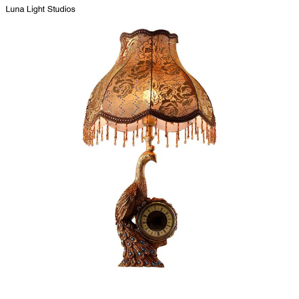 Lámpara de mesa clásica con borde festoneado en marrón/dorado para dormitorio con diseño de pavo real y reloj - 1 luz de tela para tareas