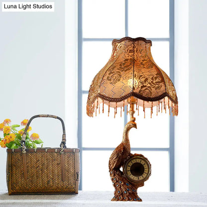 Lámpara de mesa clásica con borde festoneado en marrón/dorado para dormitorio con diseño de pavo real y reloj - 1 luz de tela para tareas