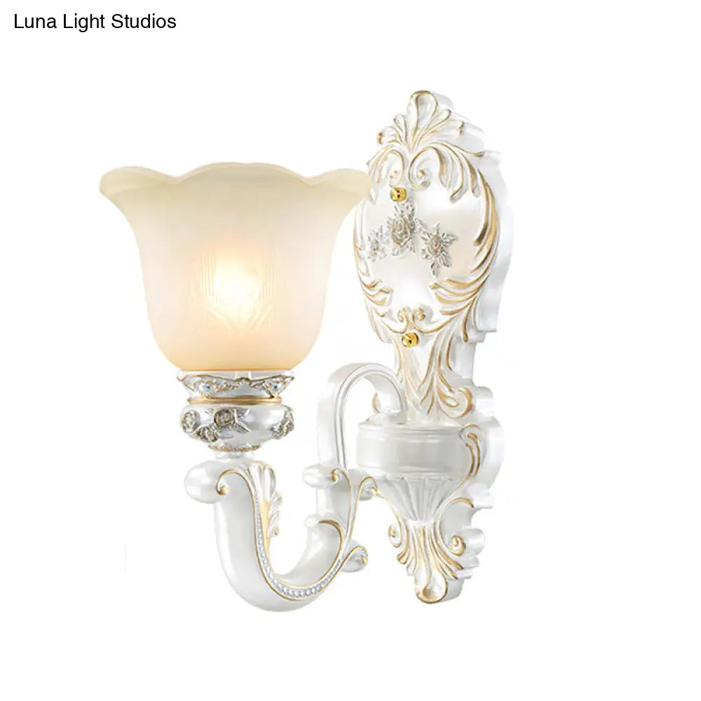 Aplique de pared clásico con borde festoneado y cristal esmerilado - Acabado blanco y dorado