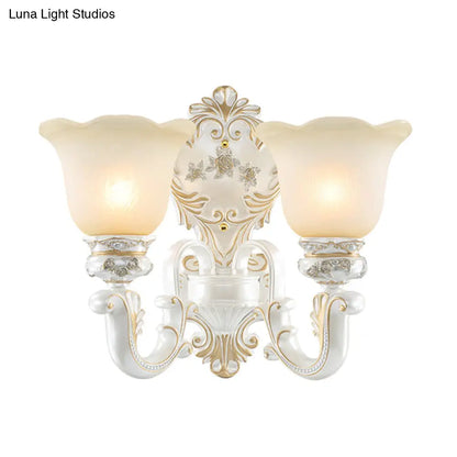 Aplique de pared clásico con borde festoneado y cristal esmerilado - Acabado blanco y dorado