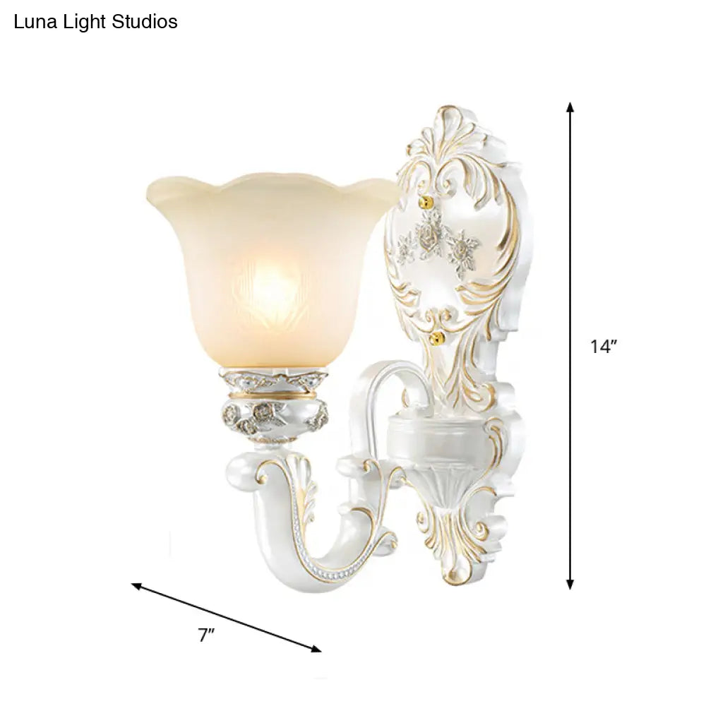 Aplique de pared clásico con borde festoneado y cristal esmerilado - Acabado blanco y dorado