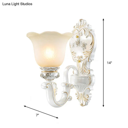 Aplique de pared clásico con borde festoneado y cristal esmerilado - Acabado blanco y dorado