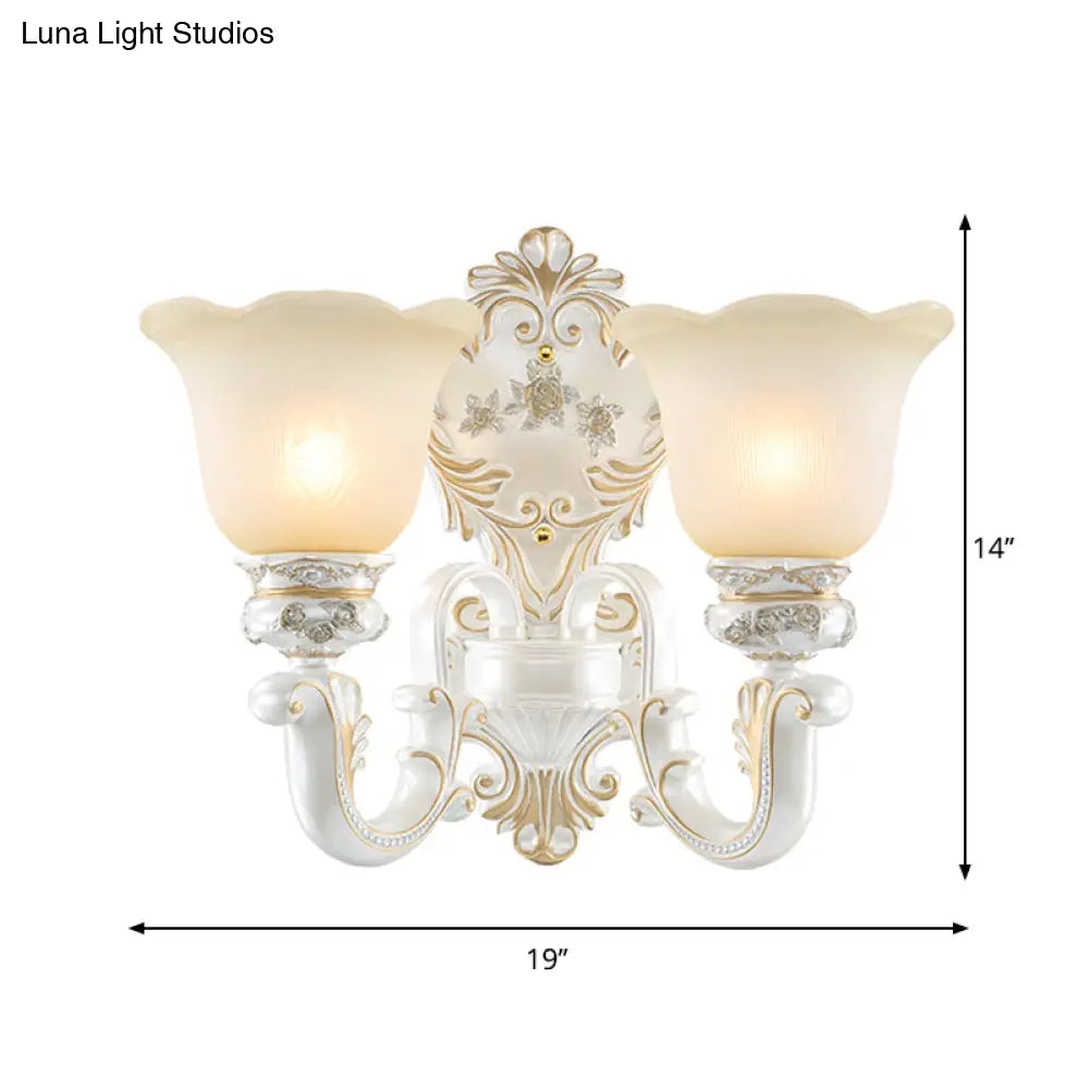 Aplique de pared clásico con borde festoneado y cristal esmerilado - Acabado blanco y dorado