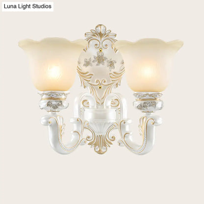 Aplique de pared clásico con borde festoneado y cristal esmerilado - Acabado blanco y dorado