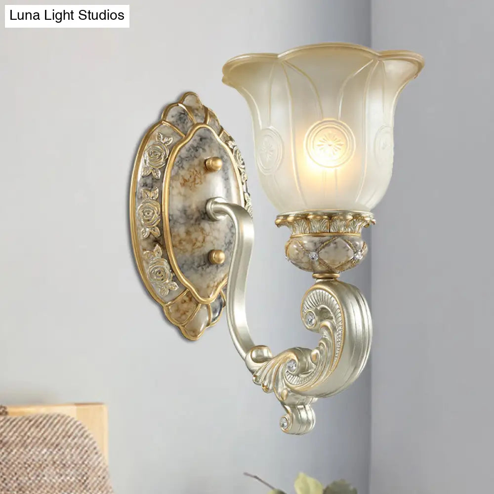 Aplique de pared clásico con forma de concha y cristal blanco, de media luz, en color dorado - Perfecto para dormitorios