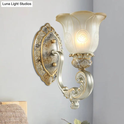 Aplique de pared clásico con forma de concha y cristal blanco, de media luz, en color dorado - Perfecto para dormitorios