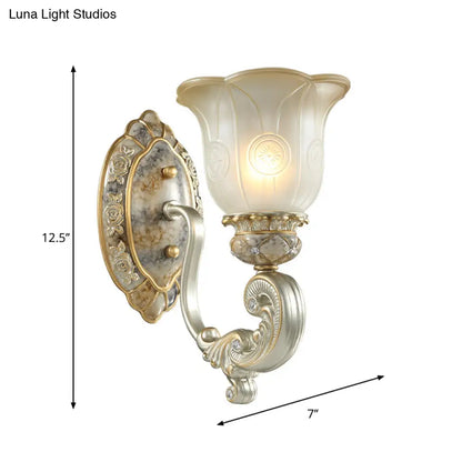 Aplique de pared clásico con forma de concha y cristal blanco, de media luz, en color dorado - Perfecto para dormitorios