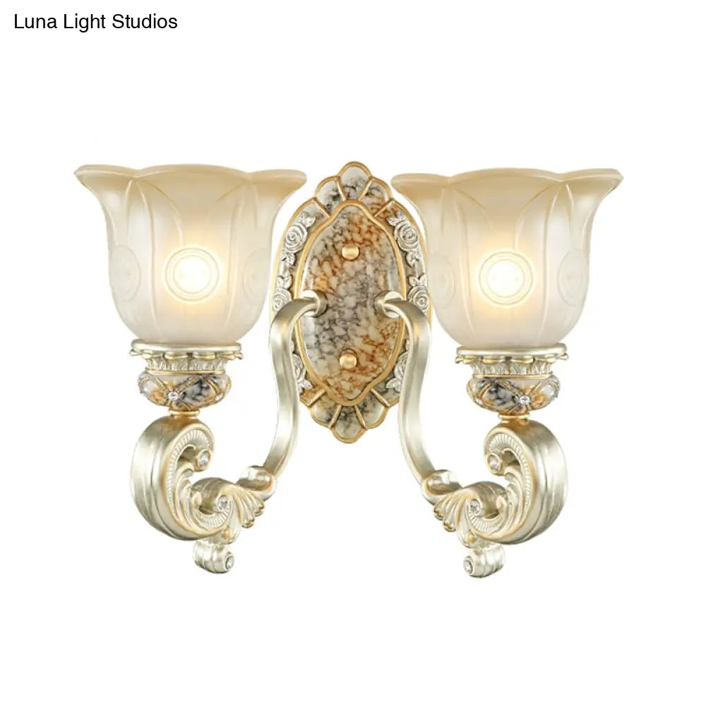 Aplique de pared clásico con forma de concha y cristal blanco, de media luz, en color dorado - Perfecto para dormitorios