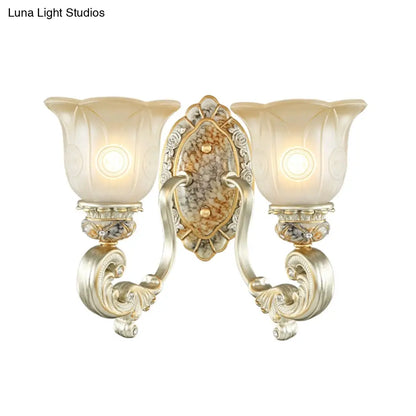 Aplique de pared clásico con forma de concha y cristal blanco, de media luz, en color dorado - Perfecto para dormitorios