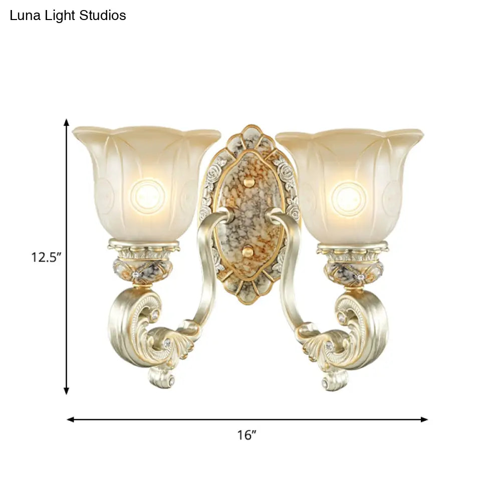 Aplique de pared clásico con forma de concha y cristal blanco, de media luz, en color dorado - Perfecto para dormitorios