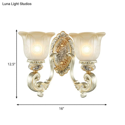 Aplique de pared clásico con forma de concha y cristal blanco, de media luz, en color dorado - Perfecto para dormitorios