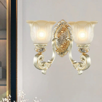 Aplique de pared clásico con forma de concha y cristal blanco, de media luz, en color dorado - Perfecto para dormitorios