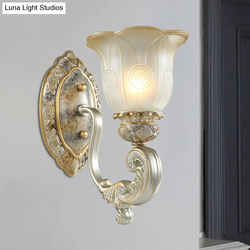 Aplique de pared clásico con forma de concha y cristal blanco, de media luz, en color dorado - Perfecto para dormitorios