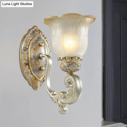 Aplique de pared clásico con forma de concha y cristal blanco, de media luz, en color dorado - Perfecto para dormitorios