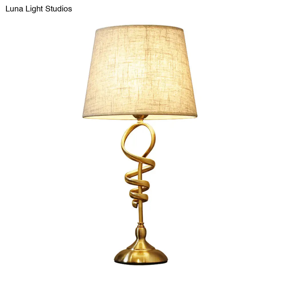 Lámpara de mesa de noche clásica en espiral metálica con pantalla de tela plisada - 1 cabezal