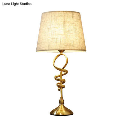 Lámpara de mesa de noche clásica en espiral metálica con pantalla de tela plisada - 1 cabezal