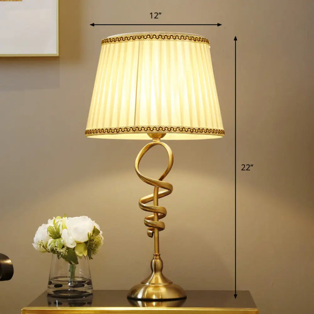 Lámpara de mesa de noche clásica en espiral metálica con pantalla de tela plisada - 1 cabezal