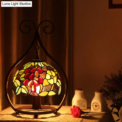 Lámpara de mesilla de noche clásica de vitral con diseño floral y de pájaros en verde - Iluminación de mesa elegante