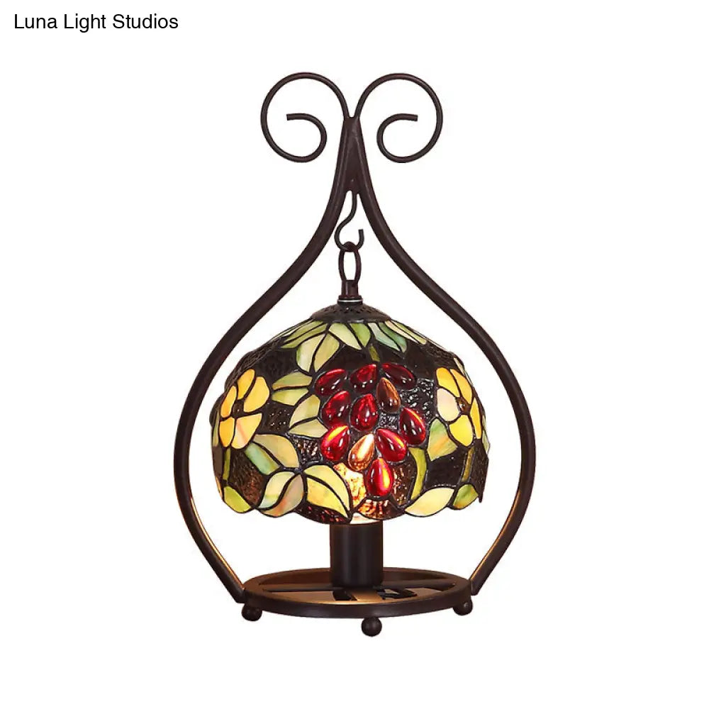 Lámpara de mesilla de noche clásica de vitral con diseño floral y de pájaros en verde - Iluminación de mesa elegante