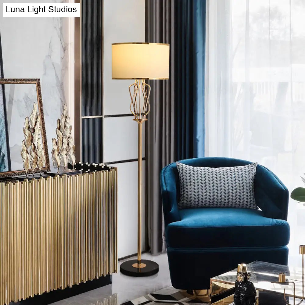 Lámpara de pie redonda de tela de estilo clásico con un cabezal, acabado en latón – Ideal para la iluminación del salón