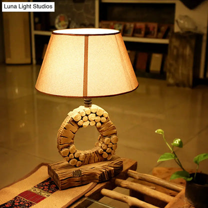 Lámpara de mesa de noche clásica cónica - 1 luz, de tela, color marrón con base de madera