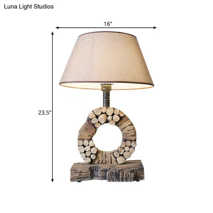 Lámpara de mesa de noche clásica cónica - 1 luz, de tela, color marrón con base de madera