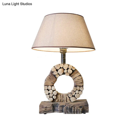 Lámpara de mesa de noche clásica cónica - 1 luz, de tela, color marrón con base de madera