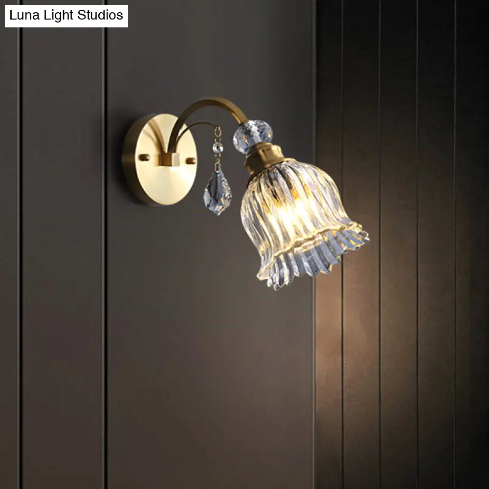 Aplique de pared de cristal estriado transparente con decoración de gota de cristal en latón