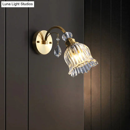 Aplique de pared de cristal estriado transparente con decoración de gota de cristal en latón