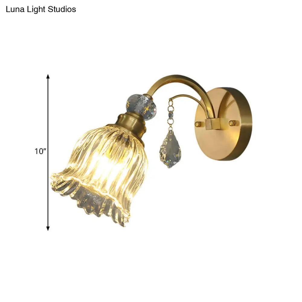 Aplique de pared de cristal estriado transparente con decoración de gota de cristal en latón